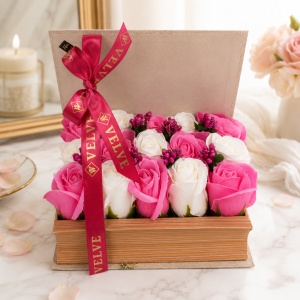 Aranjament floral cu 15 trandafiri de sapun, in cutie tip carte, Roz-Alb