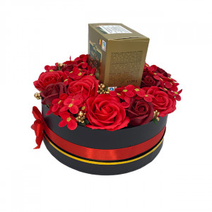 Aranjament floral cu trandafiri de sapun, hortensii si praline de ciocolata, Amelia