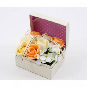 Aranjament floral cu trandafiri de sapun in cutie tip cufar