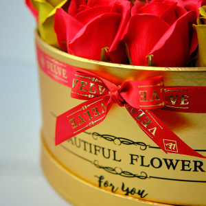 Aranjament floral cu trandafiri de sapun rosu - gold si ursulet cu mesaj de dragoste, in cutie eleganta, Auriu - Img 3