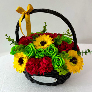 Aranjament floral cu trandafiri de sapun si alte accesorii in cosulet impletit, galben-rosu- verde - Img 2