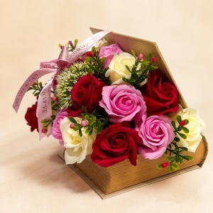 Aranjament floral cu trandafiri de sapun si plante decorative, in cutie tip carte, Rosu-Roz-Crem - Img 6
