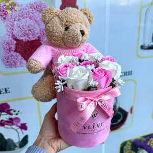 Aranjament floral cu ursulet de plus Bej/Roz, 9 trandafiri sapun in cutie rotunda catifea roz
