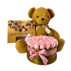 Aranjament floral cu ursulet de plus Crem 60cm, 33 trandafiri sapun in cutie rotunda aurie, praline Roshen 145gr, Roz - Img 3