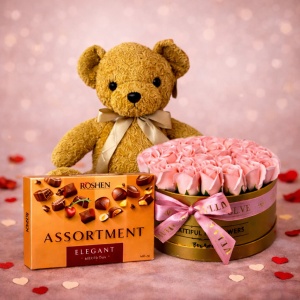 Aranjament floral cu ursulet de plus Crem 60cm, 33 trandafiri sapun in cutie rotunda aurie, praline Roshen 145gr, Roz