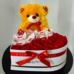 Aranjament floral in cutie in forma de inima, cu trandafiri din sapun, Praline Raffaello 90gr si ursulet
