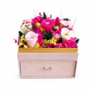 Aranjament floral de lux cu 11 trandafiri criogenati, cutie patrata din catifea roz pudrat cu sertar si capac din plexiglas