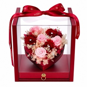 Aranjament floral de lux in forma de inima cu 7 trandafiri criogenati si cristale, in cutie rosie cu sertar si plexiglas