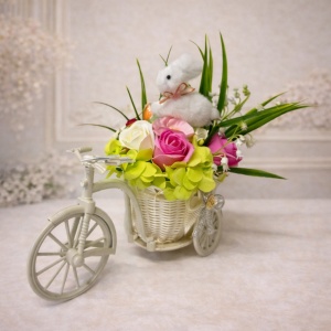 Aranjament floral de Paste Bunny Bicycle in cosulet bicicleta cu trandafiri si hortensii din sapun