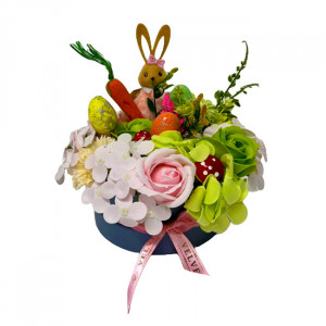 Aranjament floral Easter, decoratiune iepure, 3 oua decorative, trandafiri,  garoafe si hortensii din sapun, plante verzi artificiale, in cutie rotunda 