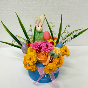 Aranjament floral Easter, decoratiune iepure, 3 oua decorative, trandafiri, maci, garoafe si flori cires din sapun, lacramioare artificiale, in cutie catifea rotunda albastra