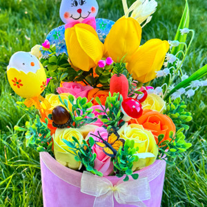 Aranjament floral Easter, decoratiune iepure, 1 ou decorativ, lacramioare si plante verzi artificiale, trandafiri, lalele de sapun, in cutie rotunda catifea roz
