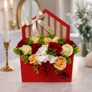 Aranjament floral Envelo, trandafiri si hortensii sapun, in cutie forma plic rosu