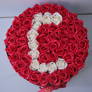 Aranjament Floral Etern personalizat cu litera C, in cutie rotunda neagra cu 55 trandafiri din sapun