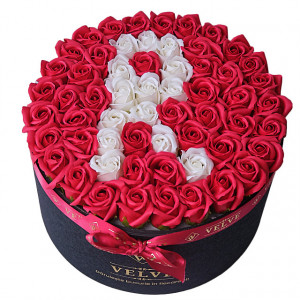 Aranjament Floral Etern personalizat cu litera R, in cutie rotunda neagra cu 55 trandafiri de sapun