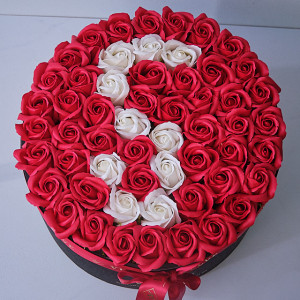 Aranjament Floral Etern personalizat cu litera S, in cutie rotunda neagra cu 55 trandafiri din sapun