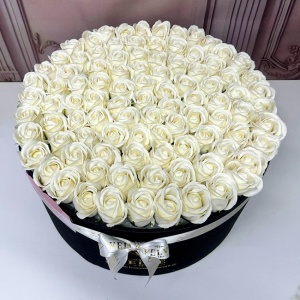Aranjament floral 101 trandafiri de sapun, in cutie cadou cu felicitare personalizata, Alb, diametru 42cm 5