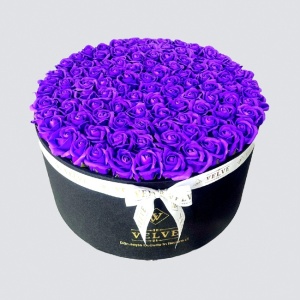 Aranjament floral 101 trandafiri de sapun, in cutie cadou cu felicitare personalizata, Indigo diametru 42cm 1