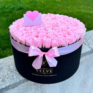 Aranjament floral 101 trandafiri de sapun, in cutie cadou cu felicitare personalizata, culoare roz , diametru 42cm