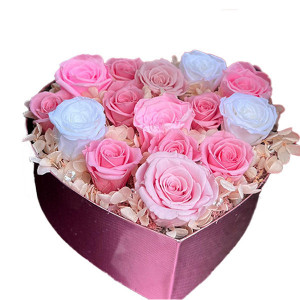 Aranjament floral Glame in forma de inima, cu 15 trandafiri criogenati, alb/ roz