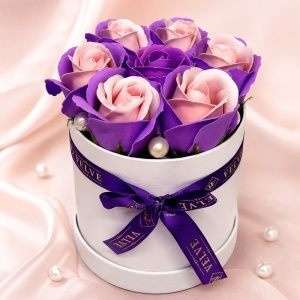 Aranjament floral Glamour Double Color cu 7 trandafiri de sapun bicolor, in cutie rotunda, 16x11 cm, Mov-Roz pal - Img 2