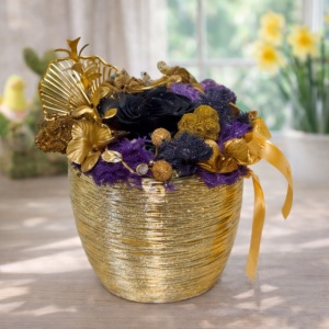 Aranjament floral Glitter cu trandafir criogenat mov, hortensie si licheni stabilizati in ghiveci ceramic