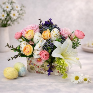 Aranjament floral Happy Eggs cu oua decorative si flori artificiale, 25 cm
