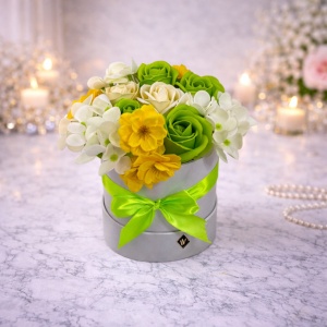 Aranjament floral in cutie alba rotunda cu trandafiri din sapun si alte accesorii, verde - galben - crem