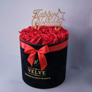 Aranjament floral in cutie rotunda neagra, cu 25 trandafiri rosii din sapun si mesaj "Happy Birthday"