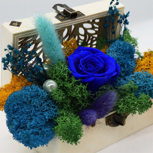 Aranjament floral, cu trandafir din sapun, licheni, perle broom si lagurus