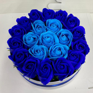 Aranjament floral in doua culori, cutie rotunda cu 21 trandafiri sapun, blue - albastru