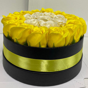 Aranjament floral in doua culori, cutie rotunda cu 23 trandafiri sapun, crem- galben