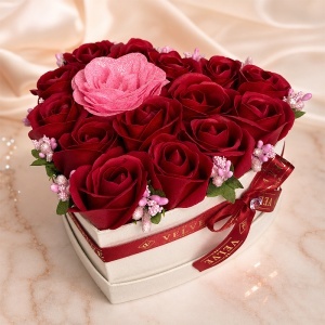 Aranjament floral in forma de inima Velvet Heart cu 15 trandafiri de sapun si accent cu sclipici, Rosu - Roz - Img 3