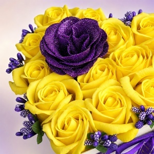 Aranjament floral in forma de inima Velvet Heart cu 15 trandafiri de sapun si accent cu sclipici, Galben - Mov - Img 5