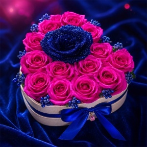 Aranjament floral in forma de inima Velvet Heart cu 15 trandafiri de sapun si accent cu sclipici, Fucsia - Albastru - Img 4