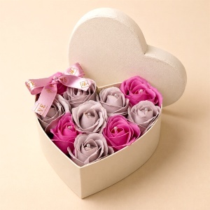 Aranjament floral Intimissimo in cutie inima cu 10 trandafiri de sapun roz si gri-lila - Img 4