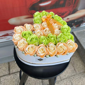 Aranjament floral Isaria din trandafiri de sapun, in doua nuante, verde-oranje