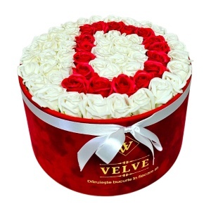 Aranjament floral litera cu 55 trandafiri de sapun in cutie rotunda catifea rosie, litera D