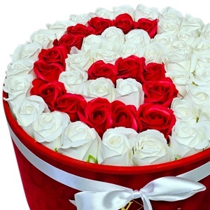 Aranjament floral litera cu 55 trandafiri de sapun in cutie rotunda catifea rosie, litera G - Img 3