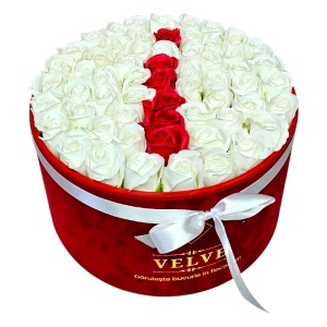 Aranjament floral litera cu 55 trandafiri de sapun in cutie rotunda catifea rosie, litera I