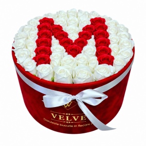 Aranjament floral litera cu 55 trandafiri de sapun in cutie rotunda catifea rosie, litera M