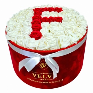 Aranjament floral litera cu 55 trandafiri de sapun in cutie rotunda catifea rosie, litera F