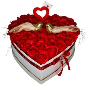 Aranjament floral Love Birds cu 45 trandafiri de sapun si pasari decorative, in cutie inima