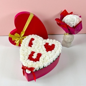 Aranjament floral Love cu 119 trandafiri de sapun in cutie inima 49 cm - Img 4