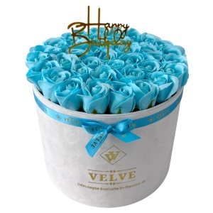 Aranjament Floral Majestic Albastru deschis, cu trandafiri din sapun, in cutie alba de catifea, cu mesaj "Happy Birthday"