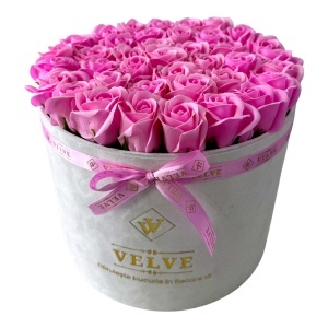 Aranjament Floral Majestic Pink, cu trandafiri din sapun, in cutie alba de catifea