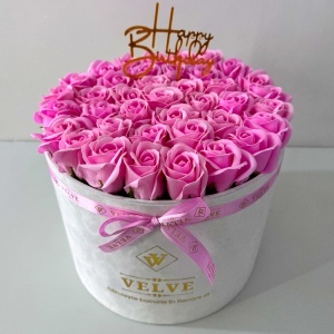 Aranjament Floral Majestic Pink, cu trandafiri din sapun, in cutie alba de catifea, cu mesaj "Happy Birthday" - Img 3