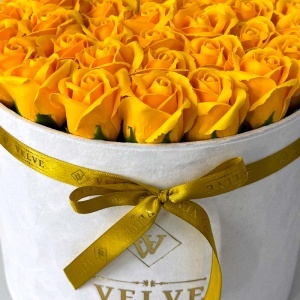 Aranjament Floral Majestic Yellow, cu trandafiri din sapun, in cutie alba de catifea, cu mesaj "Happy Birthday" - Img 3