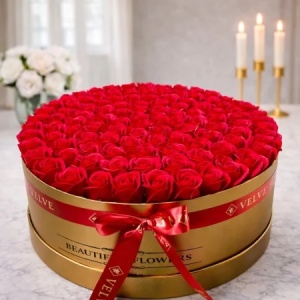 Aranjament floral megagigant Breeze Royal cu 151 trandafiri de sapun rosii, in cutie rotunda aurie premium cu panglica satinata, diametru 50 cm