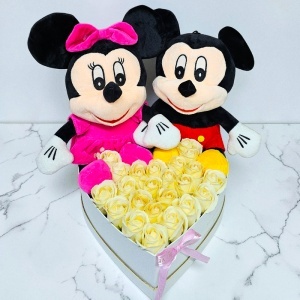 Aranjament floral Mickey & Minnie cu 23 trandafiri de sapun in cutie inima - Img 2